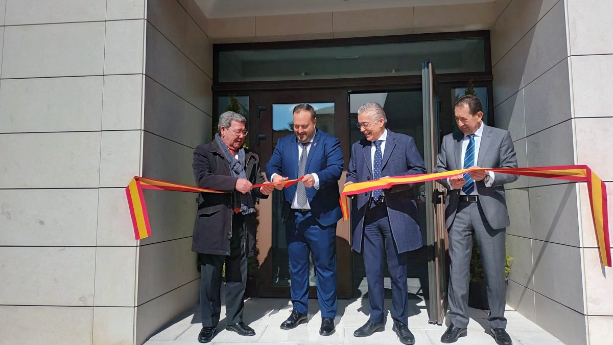 El alcalde de Villalba corta la cinta inaugural del centro polivalente