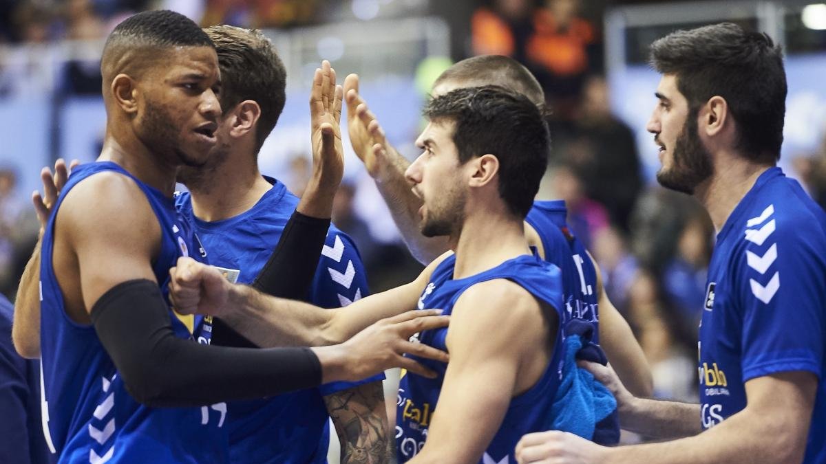 Jasiel Rivero recibe la felicitación de su compañero Bruno Fitipaldo durante el partido frente al Joventut.-ACB PHOTO / B. B. HOJAS