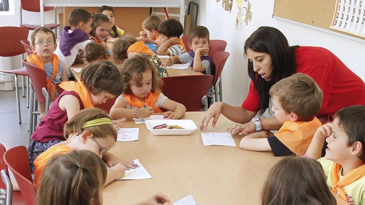 Un grupo de niños junto a una monitora en una imagen de archivo.-ISRAEL L. MURILLO
