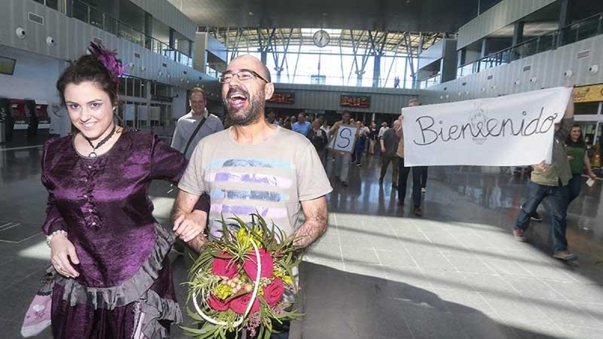 Doña Rafaela arrebató a Óscar Esquivias de la marabunta de gente que lo recibió en la estación de tren al estilo ‘¡Bienvenido, míster Marshall!’. RAÚL OCHOA