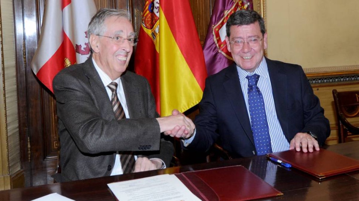 Miguel Patón (izq) con César Rico (dcha) ayer tras la firma del convenio de colaboración.-I. L.M.