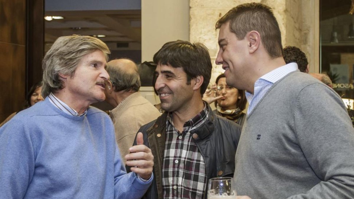 Los populares se reunión a medianoche para valorar los resultados.-SANTI OTERO
