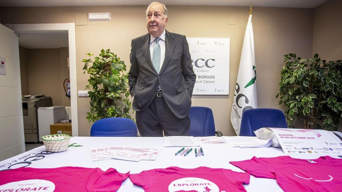 Enrique Plaza, presidente de la junta provincial de la AECC en Burgos posa con las camisetas de la campaña ‘Explórate’ de Promecal.-SANTI OTERO