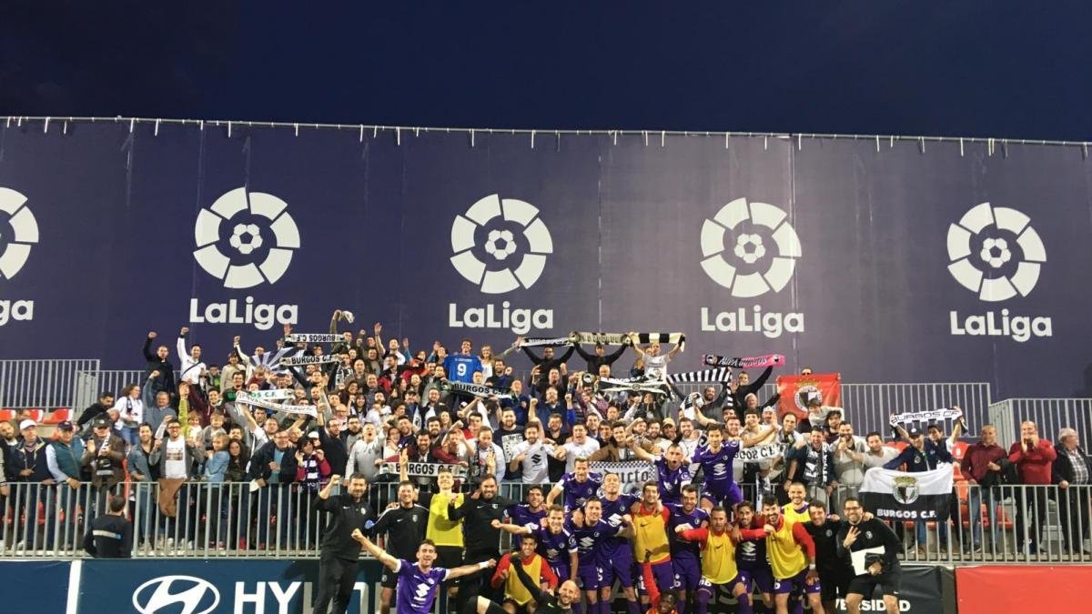 Los jugadores festejan el importante triunfo con los aficionados que se desplazaron hasta el Cerro del Espino-Burgos CF