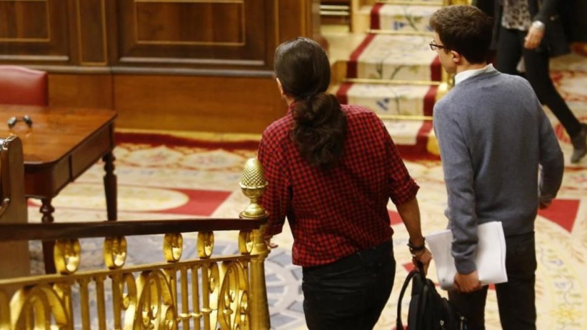Iglesias y Errejón en sus entradas y salidas del hemiciclo del Congreso.-AGUSTÍN CATALÁN
