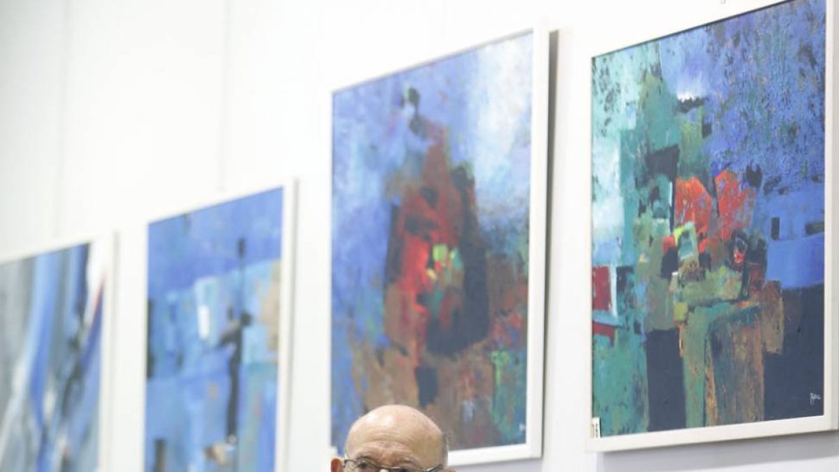 Jesús Aguirre, junto a los cuadros abstractos.-Raúl Ochoa