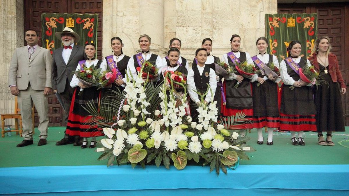 Autoridades municipales y reales, acompañados del pregonero, animaron a todos a disfrutar de las fiestas.-G. G.