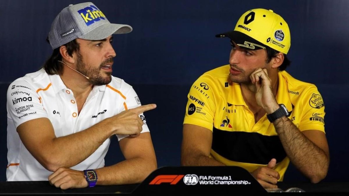Fernando Alonso (McLaren) y Carlos Sainz (Renault), en el GP de Barcelona, el pasado mes de mayo. /-EFE / ALEJANDRO GARCÍA