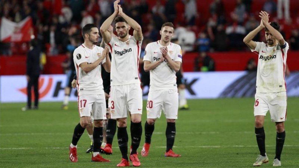Los jugadores del Sevilla celebran con su afición el triunfo sobre el Lazio.-EL PERIÓDICO