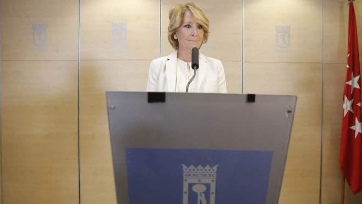 Esperanza Aguirre presenta su dimisión como concejal del Ayuntamiento de Madrid.-JOSE LUIS ROCA