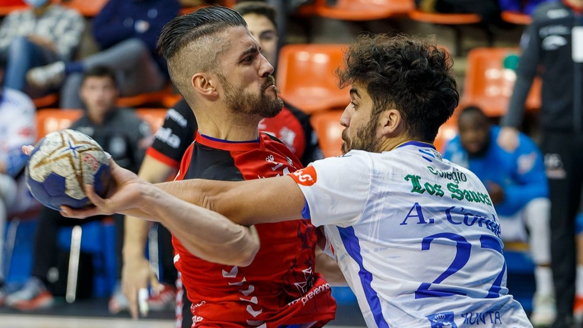 Roberto Pérez intenta superar a la defensa. SANTI OTERO