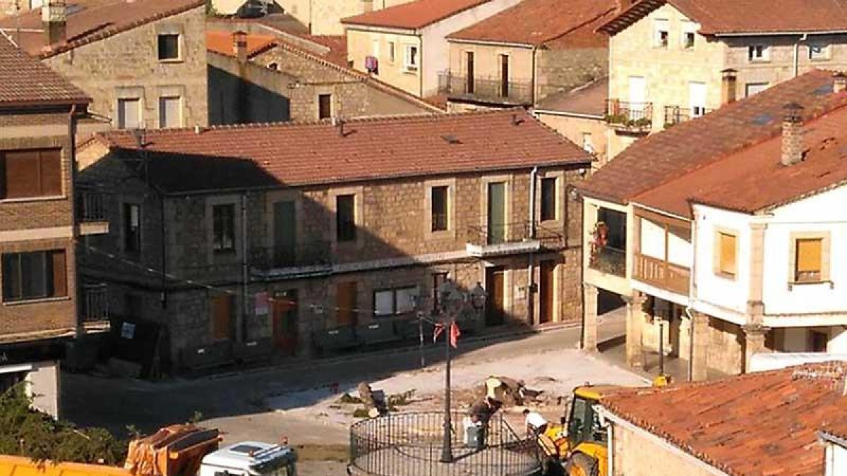 Los operarios efectuaron la tala a primera hora de la mañana de ayer y se llevaron los restos del abeto en un camión.-ECB