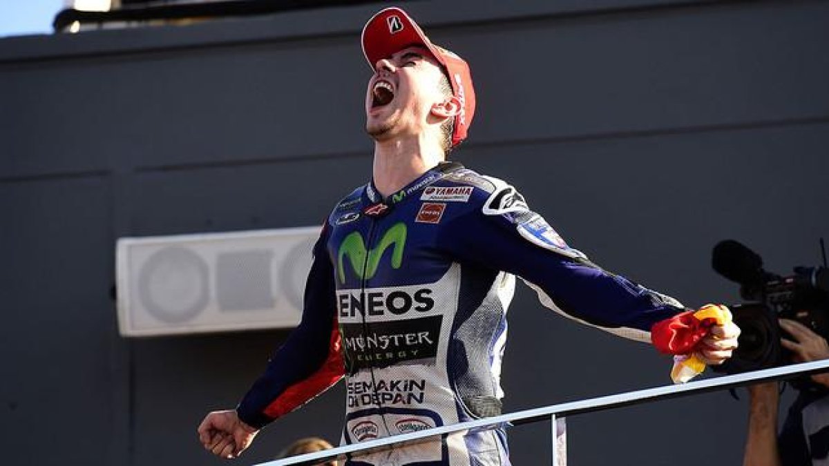 Jorge Lorenzo lanza un grito de liberación tras ganar la carrera de Cheste y el título de MotoGP.-