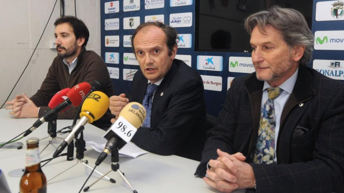 Barriocanal lee el comunicado de despedida acompañado por Luis Herrero, José Manuel González y Raúl Coca (fuera de la imagen), ayer.-ISRAEL L. MURILLO