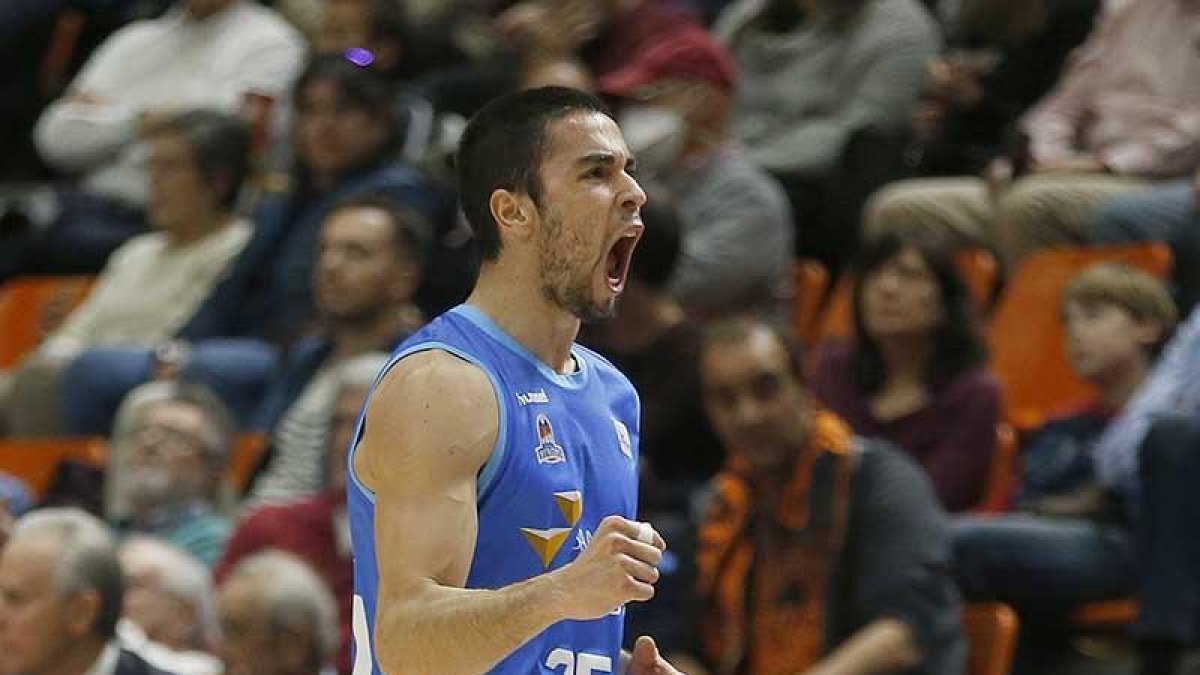 Álex López celebra con rabia una canasta.-ACB PHOTO