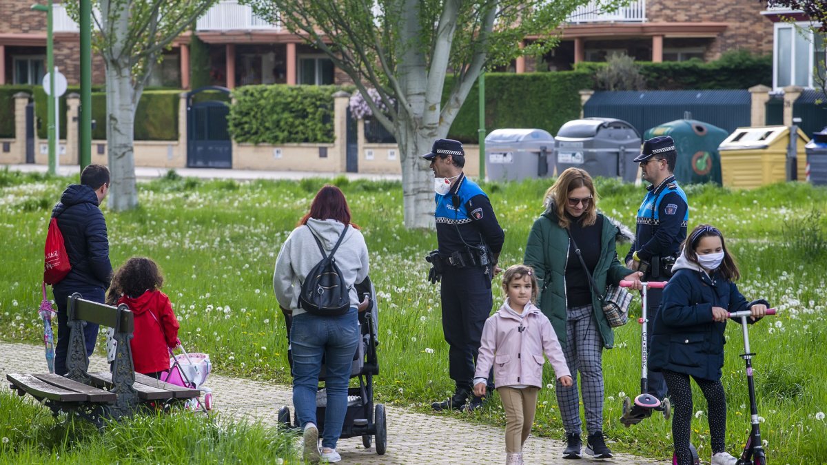 Dos agentes observan a ciudadanos paseando. SANTI OTERO