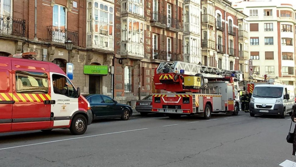 Dotaciones de bomberos frente a la entrada de la vivienda.-ECB
