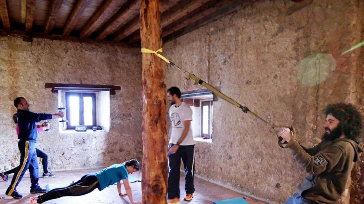 El albergue se convirtió ayer en un improvisado gimnasio.-CELIA ABEJÓN