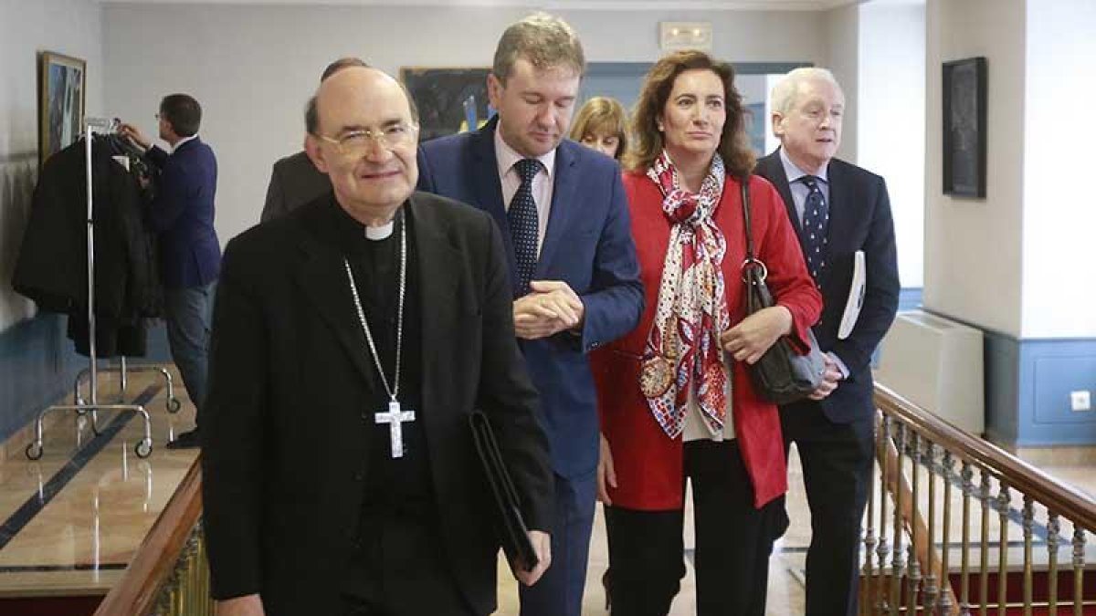 Fidel Herráez, Javier Lacalle, Josefa García Cirac y Antonio Miguel Méndez Pozo a su entrada de la reunión sobre el VIII centenario.-RAÚL G. OCHOA
