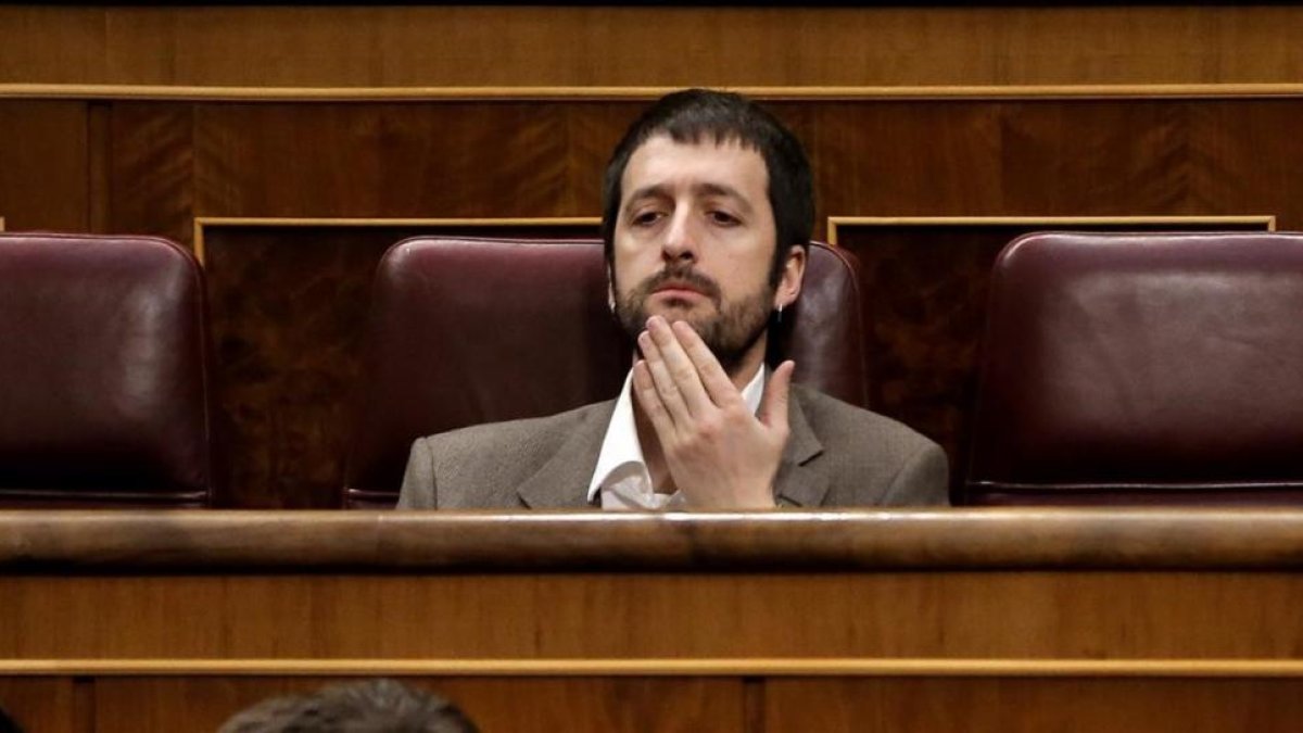 El secretario de comunicación de Podemos, Juan Manuel del Olmo, en su escaño del Congreso.-JOSE LUIS ROCA
