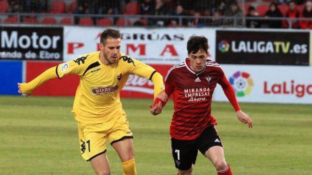 Guarrotxena conduce el esférico ante la presión de un jugador del Reus.-ALFONSO G. MARDONES