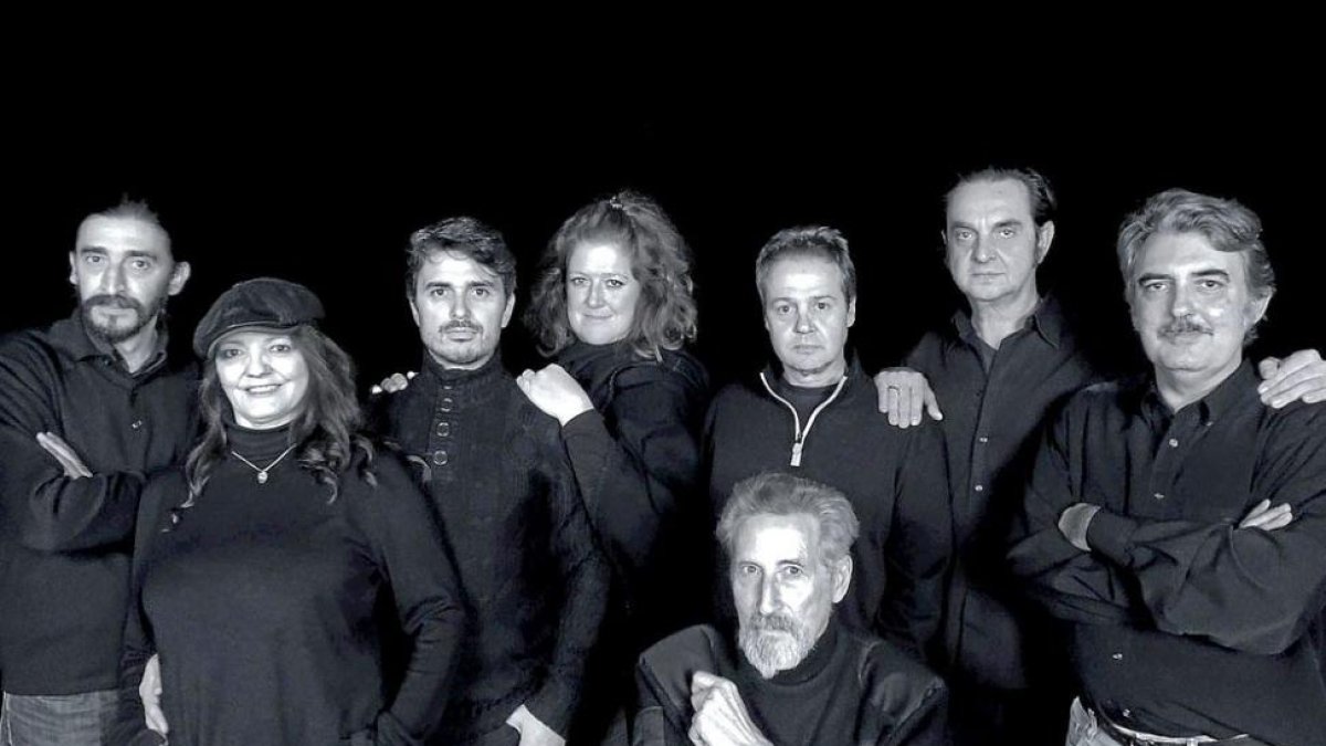 Junto a Joan Llaneras (agachado), José Antonio Cuartas, Mayte Bona, Felipe Santiago, Mamen Godoy, Santiago Nogués, Francisco Negro y Adolfo Pastor, protagonistas de ‘El retablo de las maravillas’-MORFEO TEATRO
