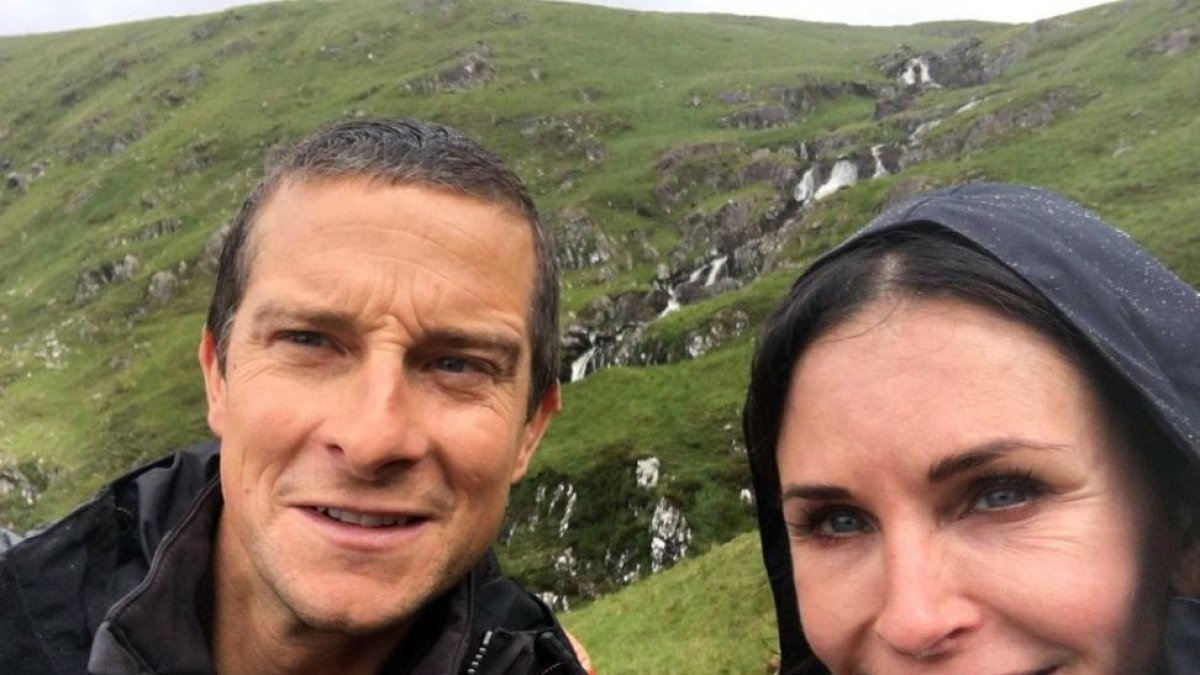 Courtney Cox en el programa 'Running wild with Bear Grylls'.-