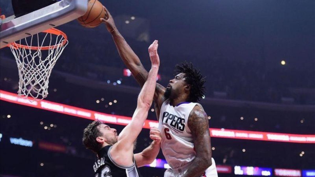 Pau Gasol no pudo evitar la derrota de sus Spurs pese a firmar un gran encuentro.-AFP / HARRY HOW