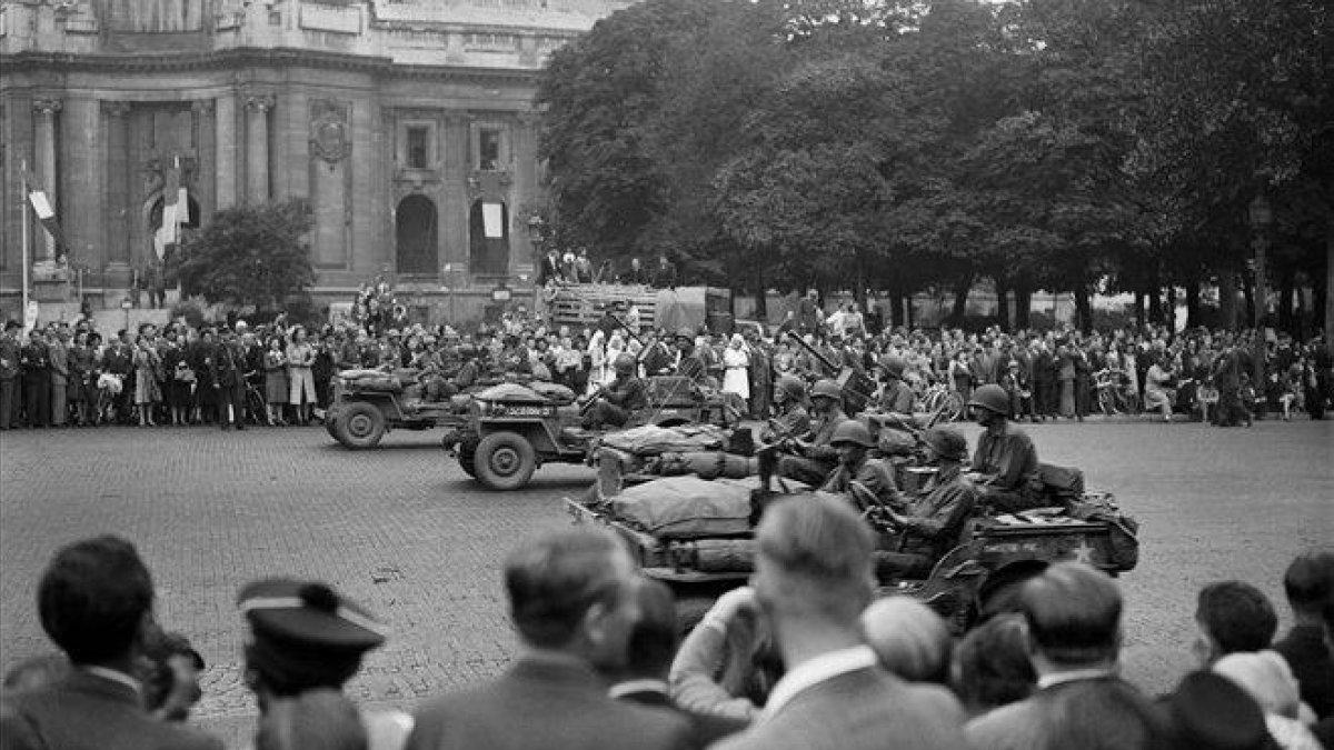 Las tropas aliadas desfilan por París tras la liberación de la capital francesa, el 26 de agosto de 1944.-AFP
