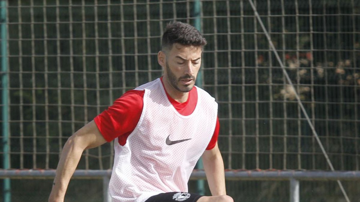 Figueroa controla un balón durante el entrenamiento de ayer.-SANTI OTERO