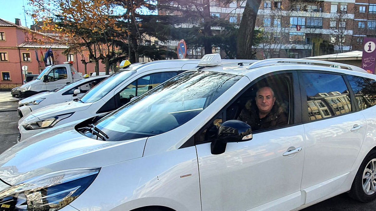 Francisco Marcos lleva 25 años como taxista. L. V.
