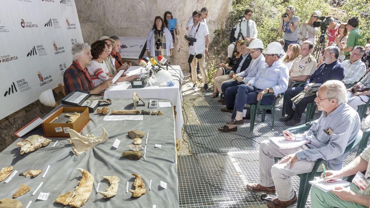 La presentación de los resultados de la campaña de excavaciones tuvo lugar ayer en los yacimientos.-S. OTERO
