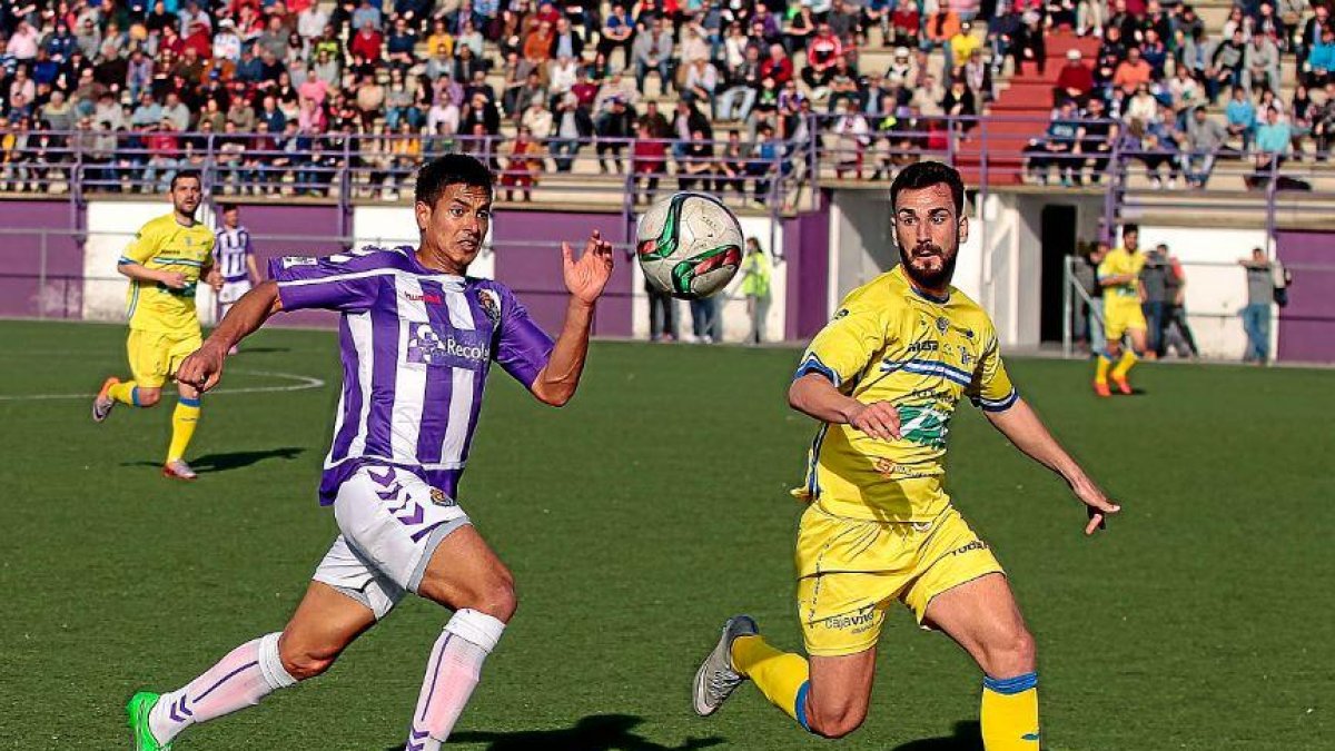 Sergio Noche disputa un balón junto a un jugador vallisoletano.-JOSÉ C. CASTILLO