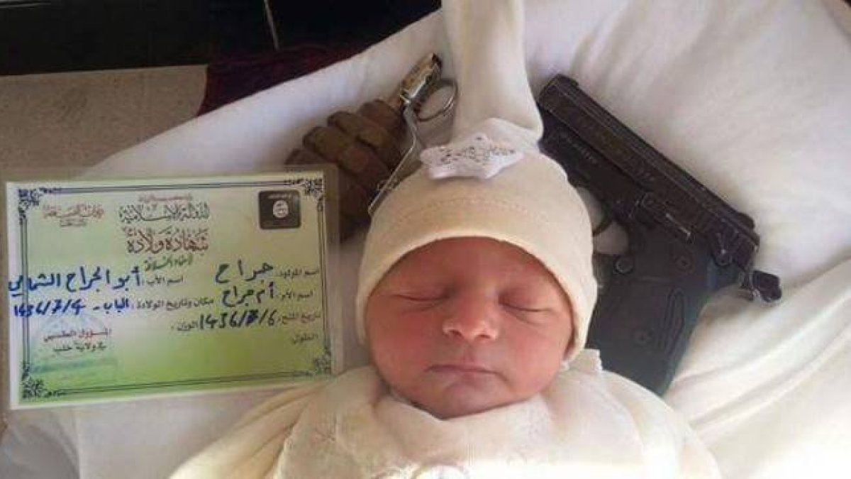 Fotografía de un bebé con un documento de identidad del Estado Islámico junto a una pistola y una granada.-Twitter