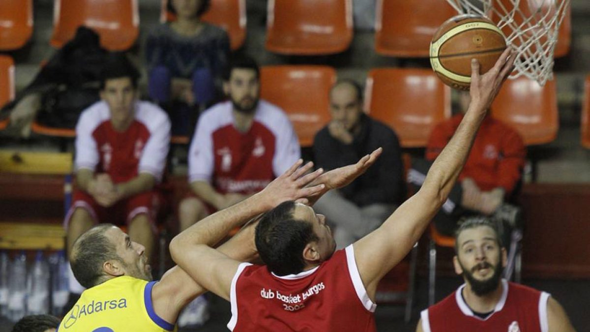 Txomin López deja la bandeja ante Molinero, jugador delFundación Baloncesto Valladolid.-SANTI OTERO