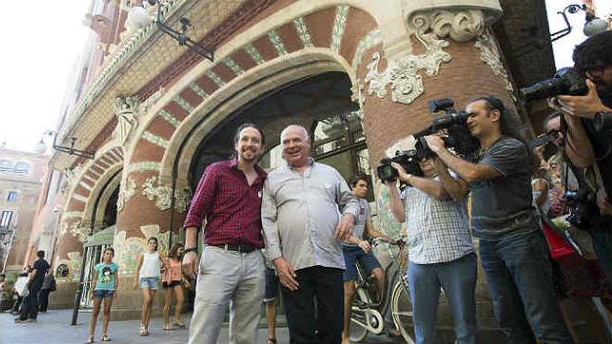 Pablo Iglesias y Lluís Rabell comentan la actualidad política frente al Palau de la Música.-EFE / ALEJANDRO GARCÍA