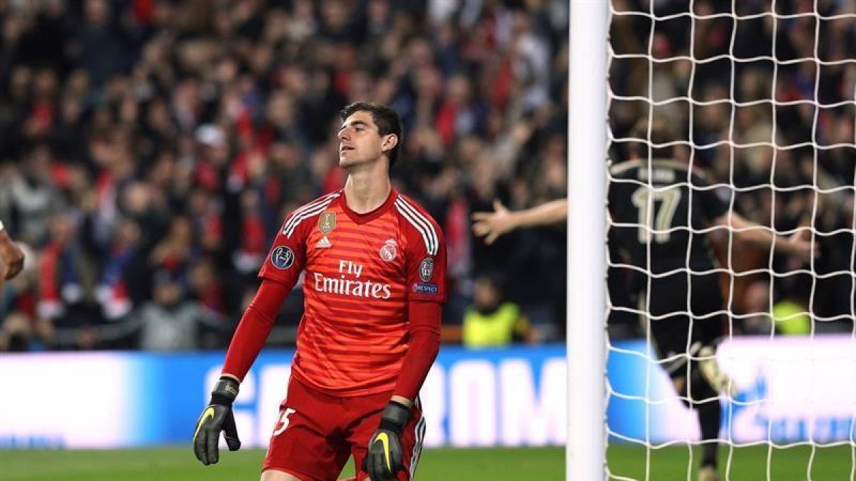 Thibaut Courtois tras recibir el cuarto gol.-EFE