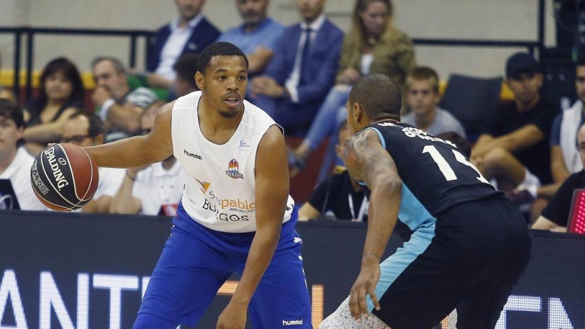 Corey Fisher espera los movimientos de sus compañeros durante un partido.-ACB