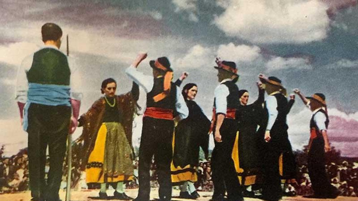 Justo del Río recorrió los pueblos de la provincia y tomó nota de sus danzas. Aquí, unos bailarines de Barbadillo del Mercado en los años cincuenta.-