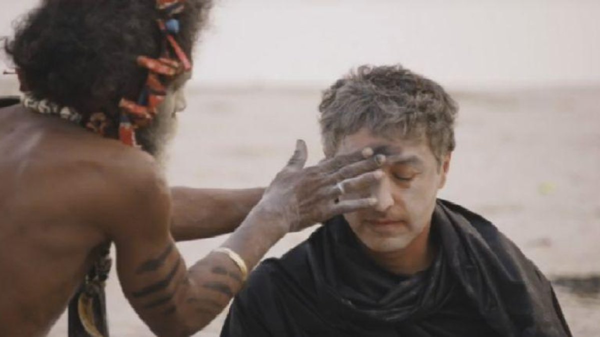 Un miembro de la minoría hindu Aghori le esparce cenizas humanas por la cara al presentador de la CNN.-YOUTUBE