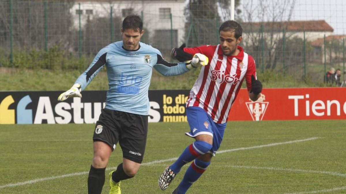 Mikel Aurreko se dispone a despejar el balón en el choque ante el Sporting de Gijón B.-