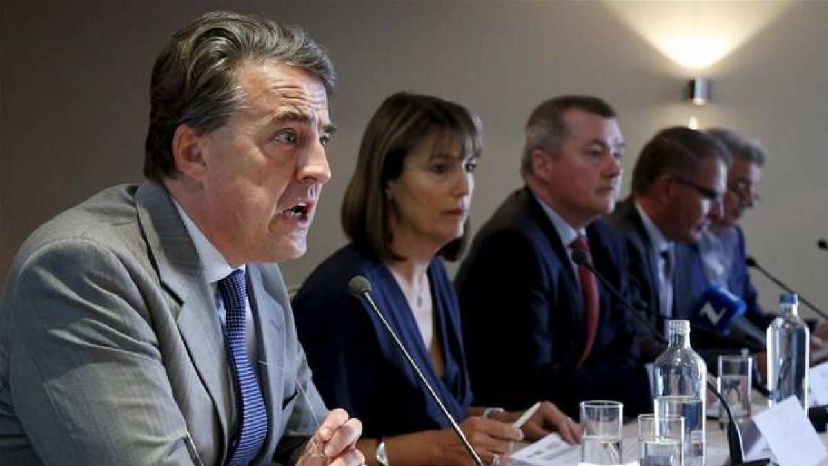 Los máximos responsables de Air France-KLM, Alexandre de Juniac; EasyJet, Carolyn McCall; IAG, Willie Walsh; Lufthansa, Carsten Spohr y Ryanair, Michael O'Leary, presentan su alianza en Diegem, cerca del aeropuerto de Bruselas.-Foto: REUTERS