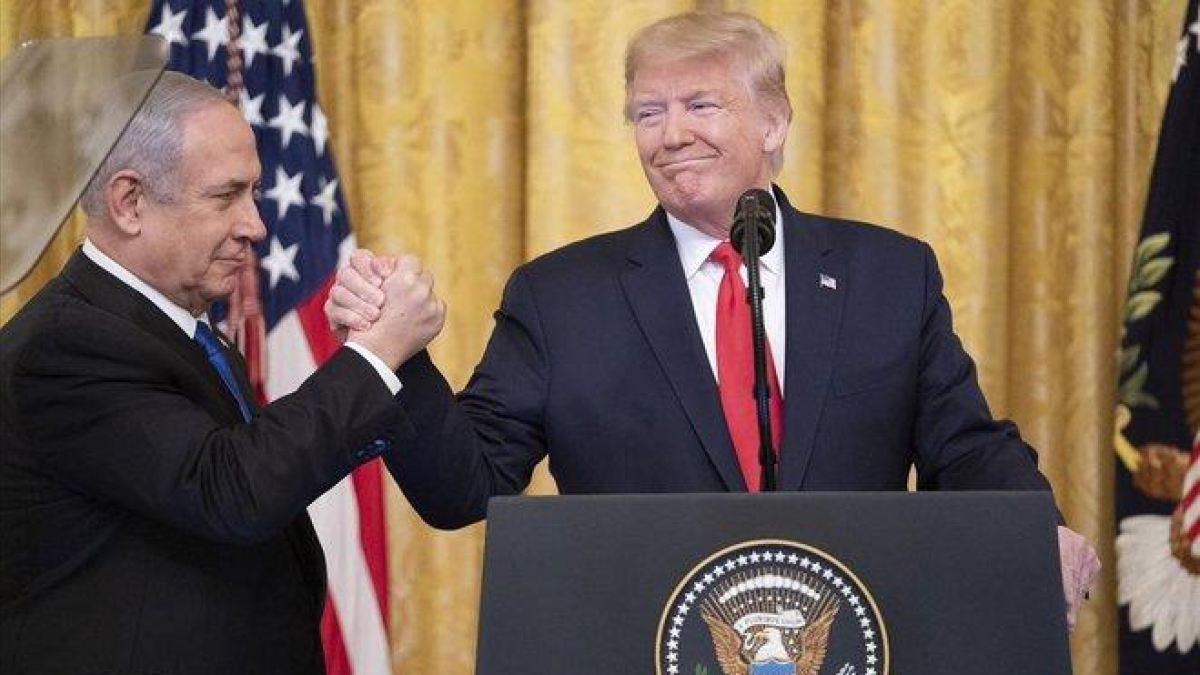 El primer ministro israelí, Binyamin Netanyahu (izquierda) y el presidente de EEUU, Donald Trump, este martes, durante la presentación del acuerdo para Oriente Próximo.-SHEALAH CRAIGHEAD (DPA)