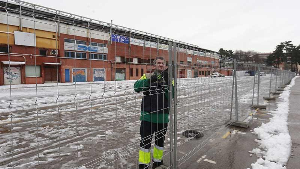 La empresa adjudicataria procedió ayer a la instalación de las casetas de obra y del vallado-Raúl G. Ochoa