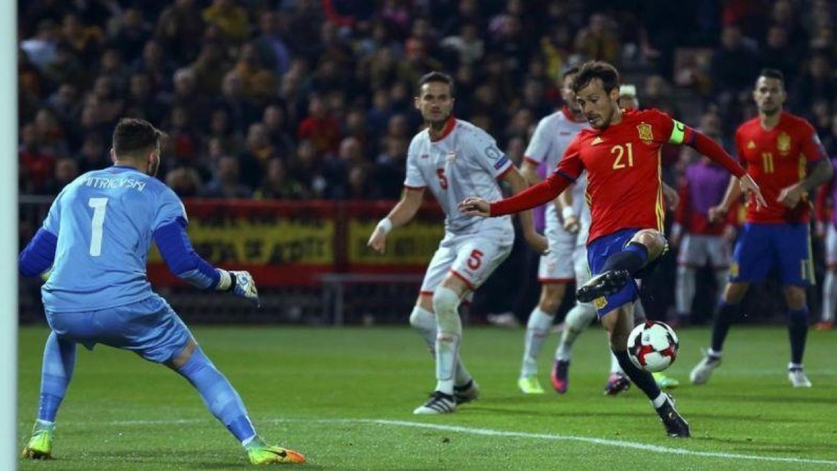David Silva, durante el partido España-Macedonia, celebrado en el estadio granadino de Los Cármenes.-MARCELO DEL POZO