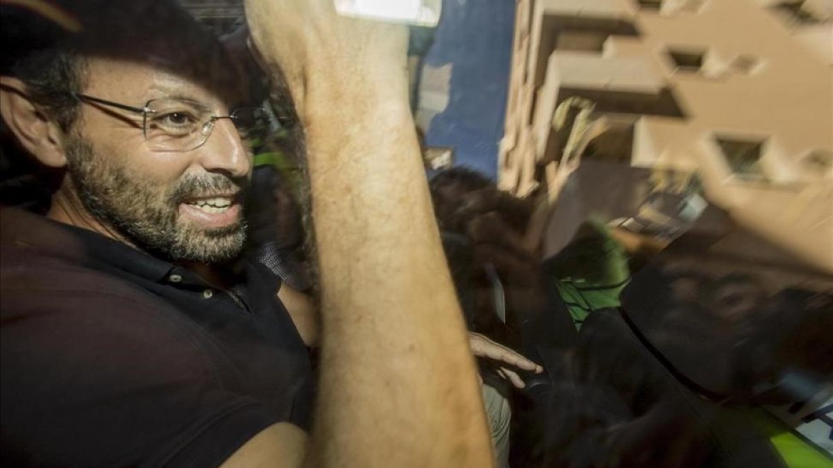 Sandro Rosell sale detenido de su domicilio el pasado 25 de mayo.-/ FERRAN NADEU