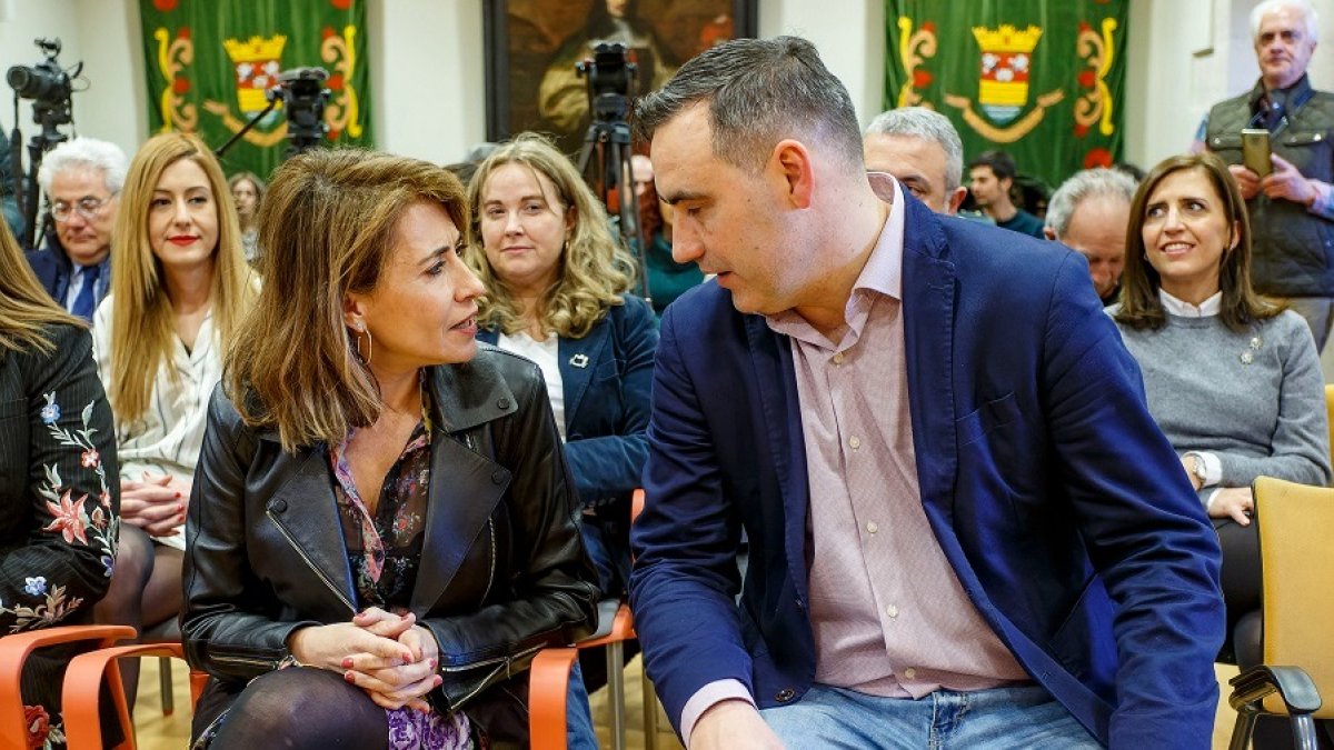 La senadora del PP, Cristina Ayala, detrás de la ministra de Transportes y del alcalde de Briviesca. SANTI OTERO