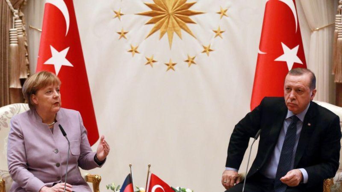 El presidente turco, Recep Tayyip Erdogan, y la cancillera alemana, Angela Merkel.-ADEM ALTAN / AFP