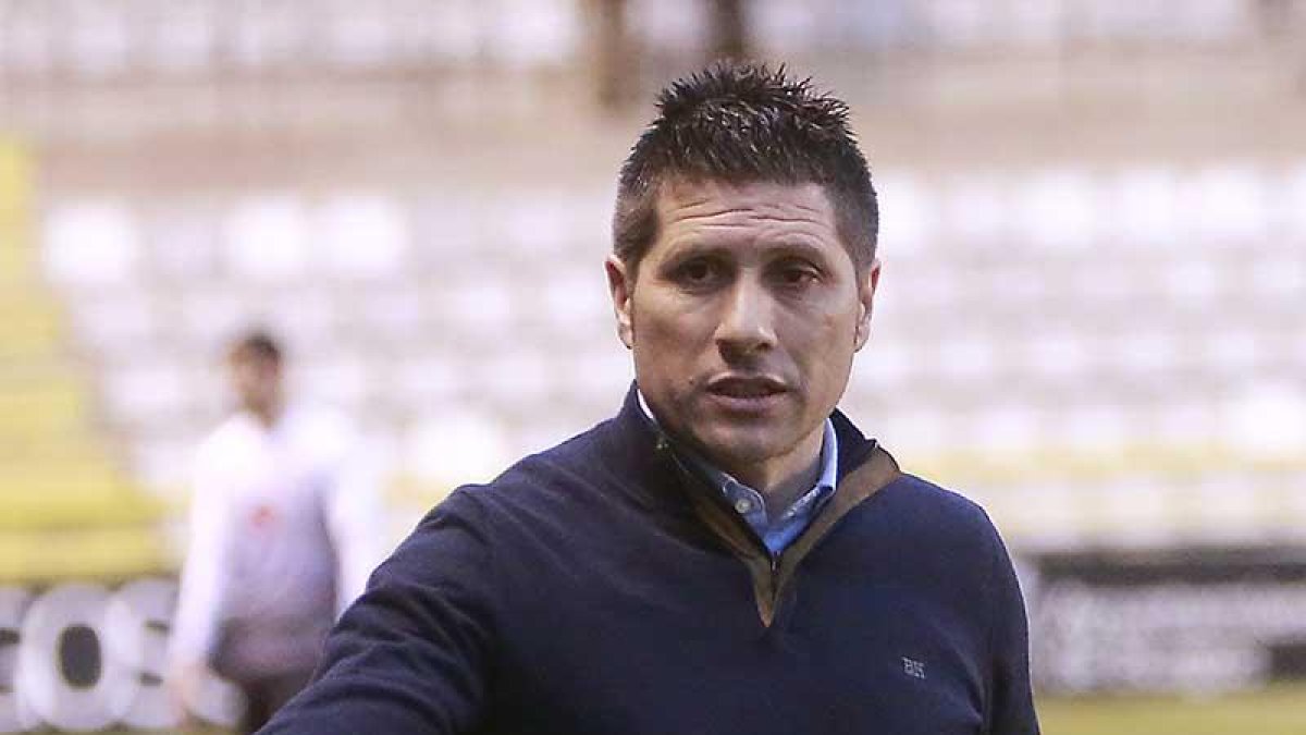 Nacho Fernández habla co n su banquillo en el encuentro ante la Real B.-RAÚL G. OCHOA