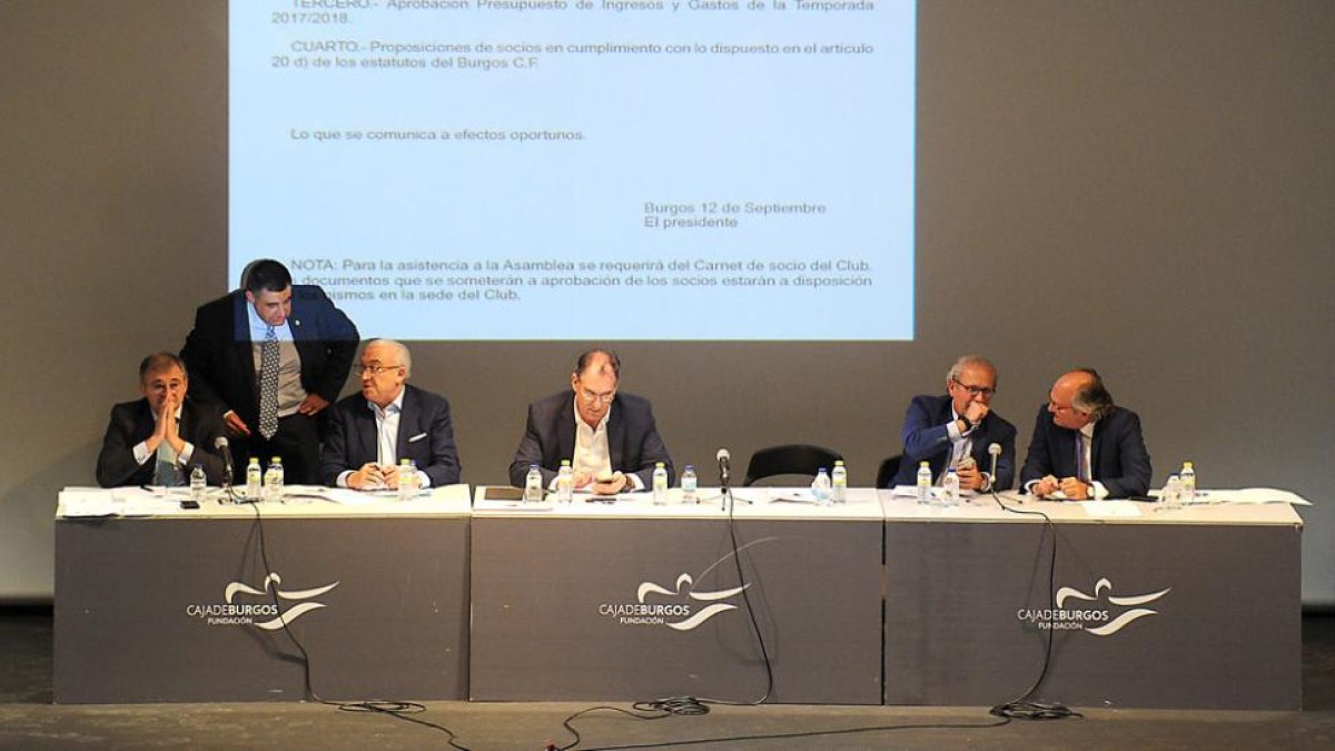 Imagen de la directiva del Burgos CF antes de la última Asamblea Ordinaria.-ISRAEL L. MURILLO